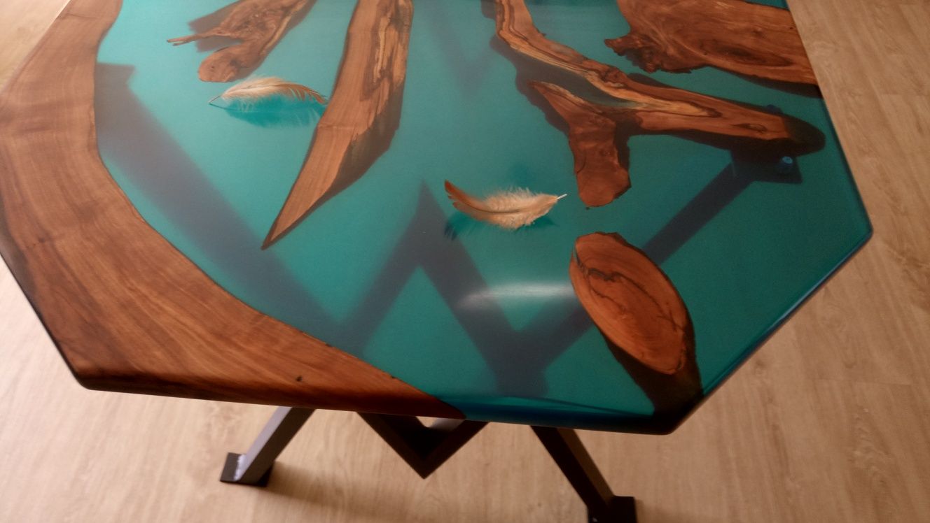 Mesa em resina epoxi com madeira