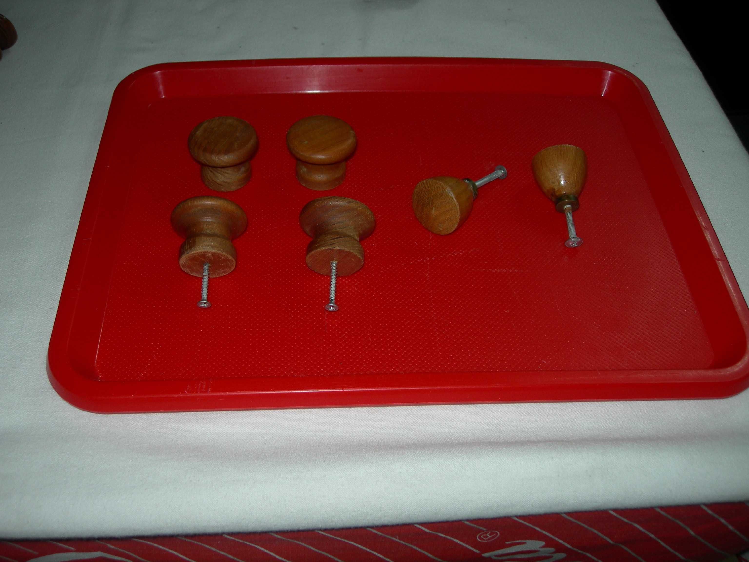 Puxadores madeira.