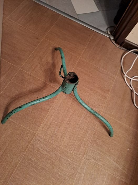 antyczny stojak na choinke