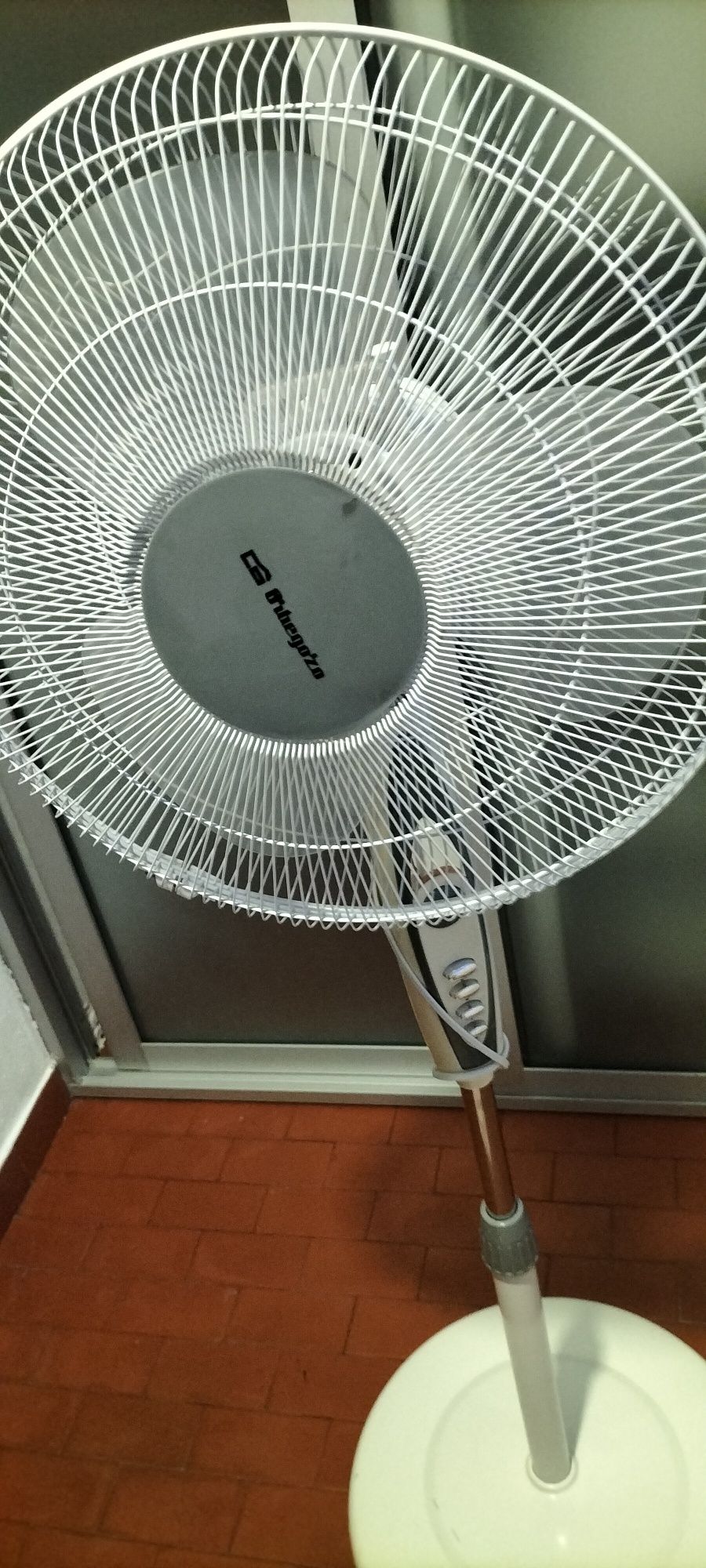 Ventoinha de pé eléctrica