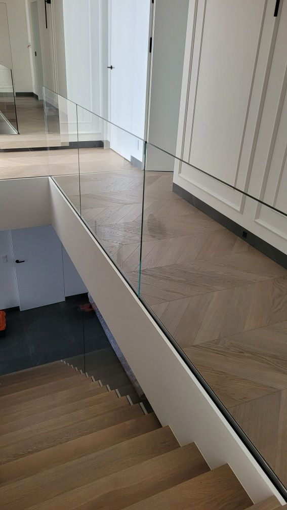 Balustrady szklane wewnętrzne lub zewnętrzne.