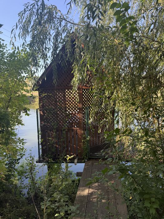 Житловий будинок поруч з річкою Південний Буг