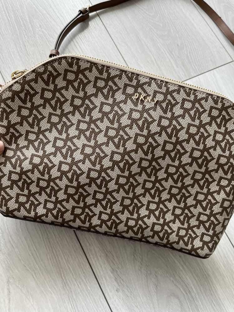 Torebka listonoszka DKNY brązowa monogram damska na ramię