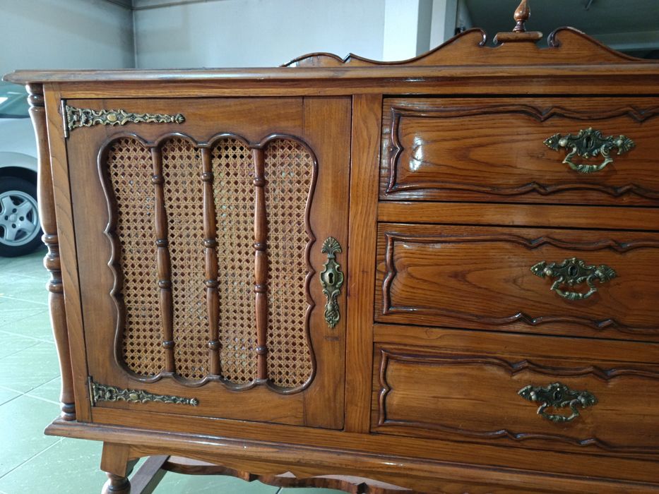 Aparador antigo em Madeira Maciça