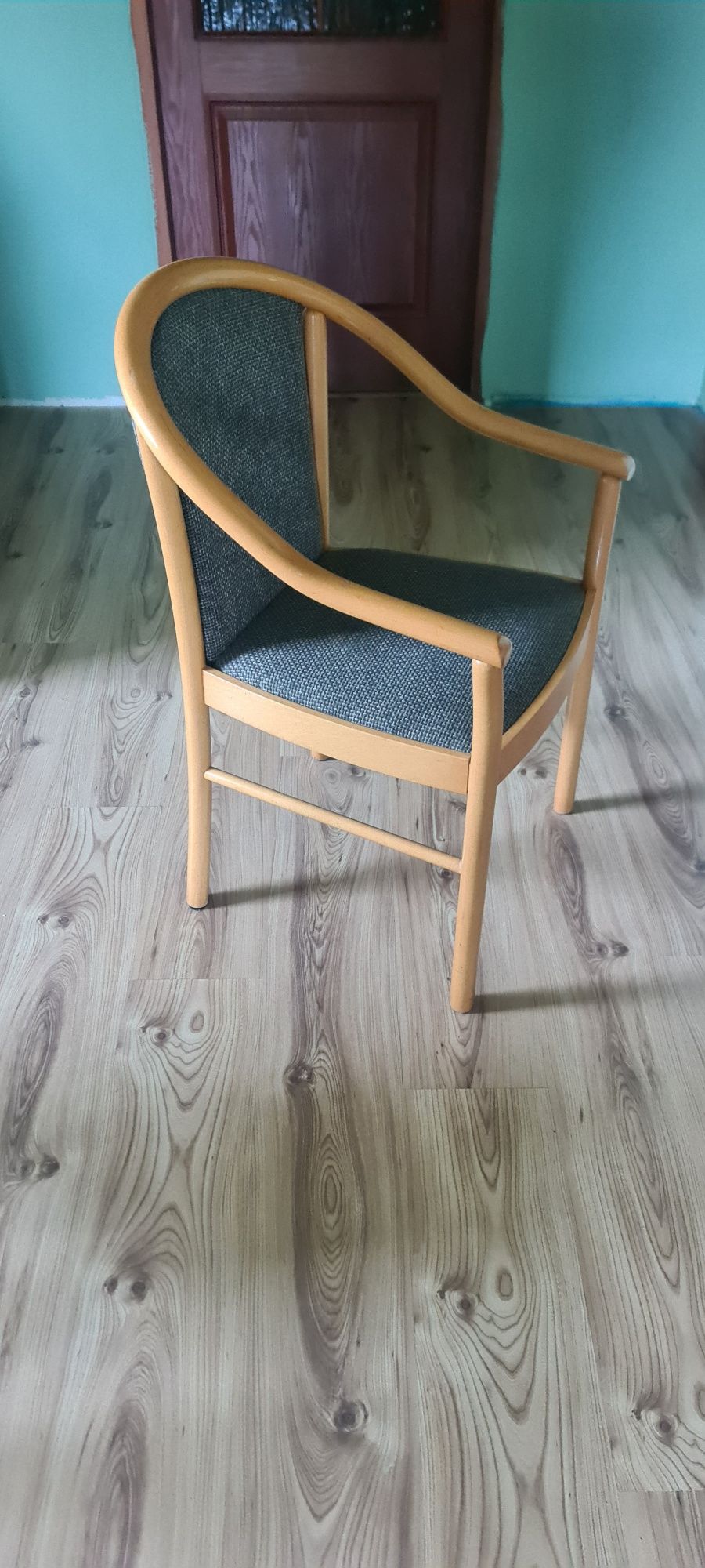 Stół wraz z 4 krzesłami