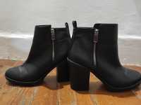 Botas pretas cano curto salto 39