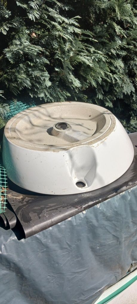 Ceramiczna umywalka nablatowa Kerra.