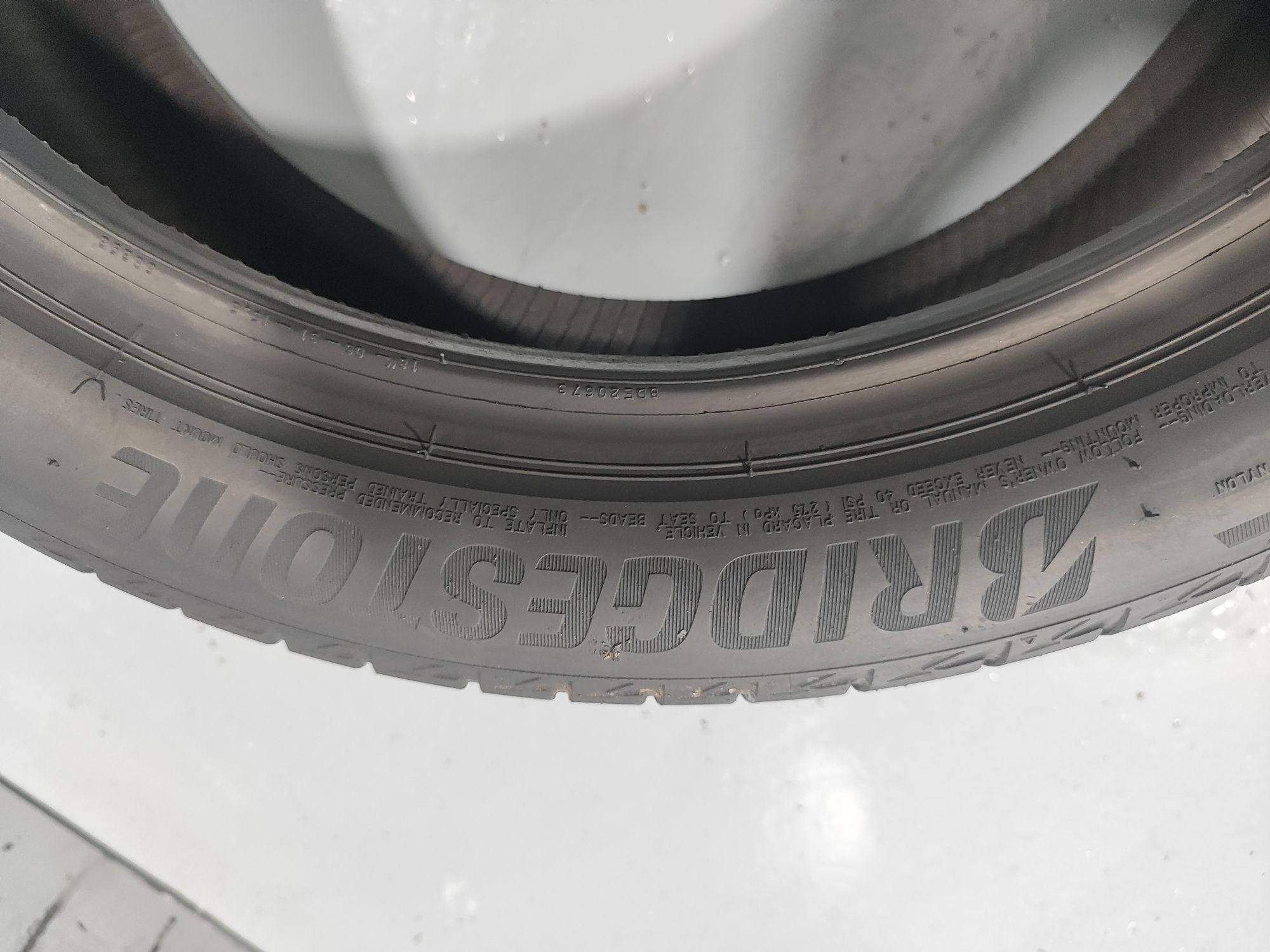 2 pneus semi novos 225-45r18 Bridgestone - Oferta dos  portes