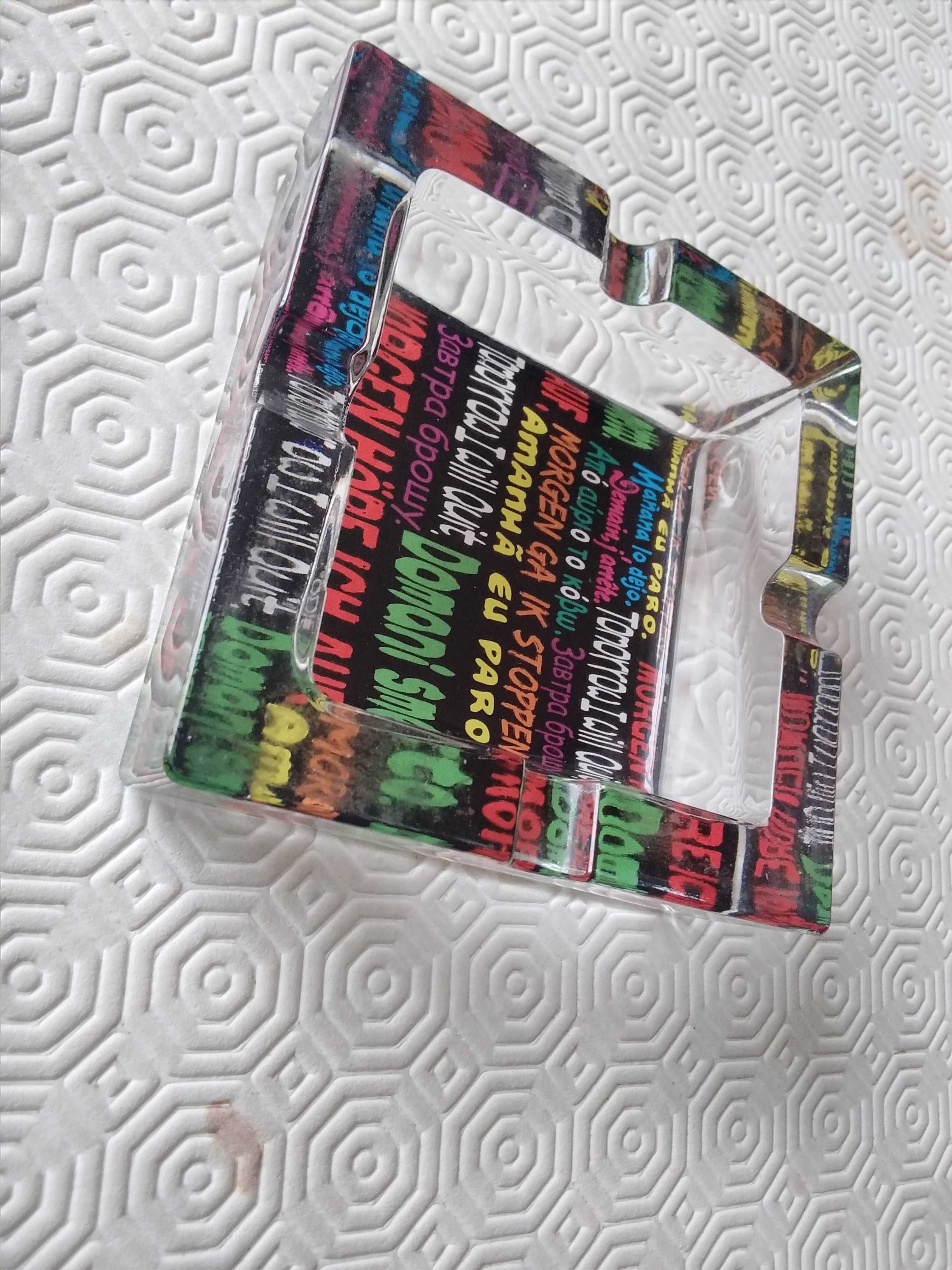 Cinzeiro em vidro com frase Amanhã eu Paro várias línguas  12x12cm