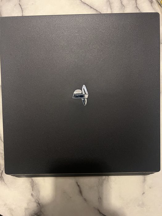 PlayStation 4 Pro w wersji CUH-7216B + dodatki