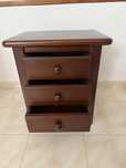 Mesa de cabeceira de mogno com tres gavetas levantar Albufeira.
