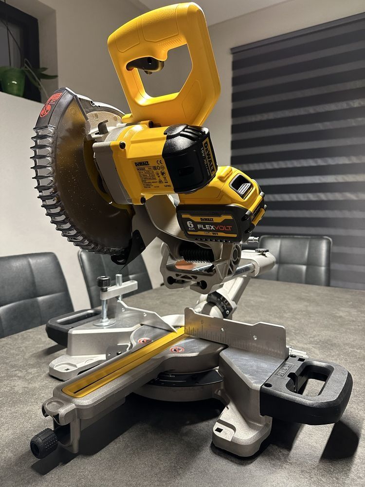 DeWalt DCS 365 - piła ukosowa