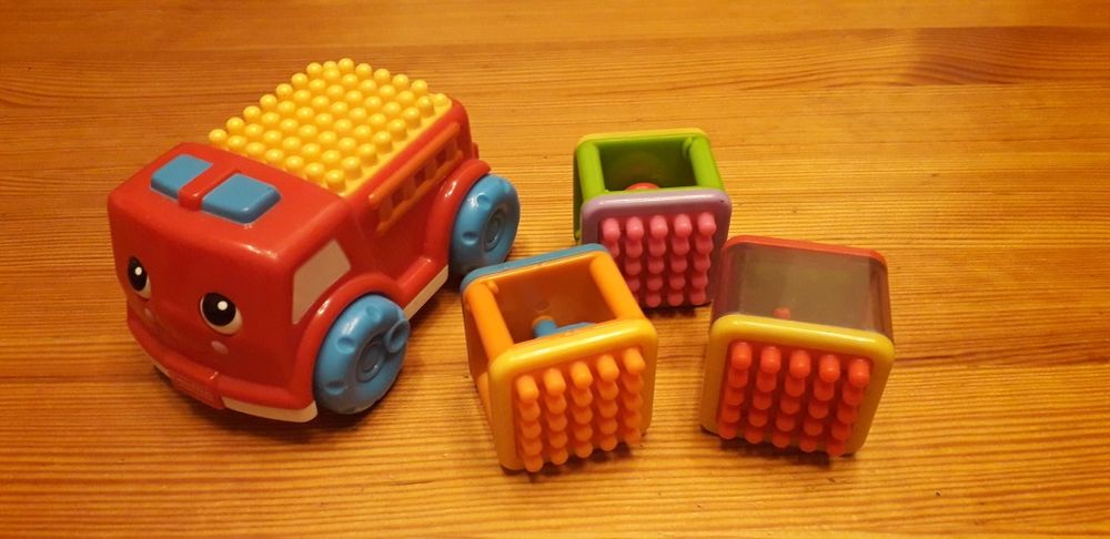 Samochodzik Fisher Price z klockami