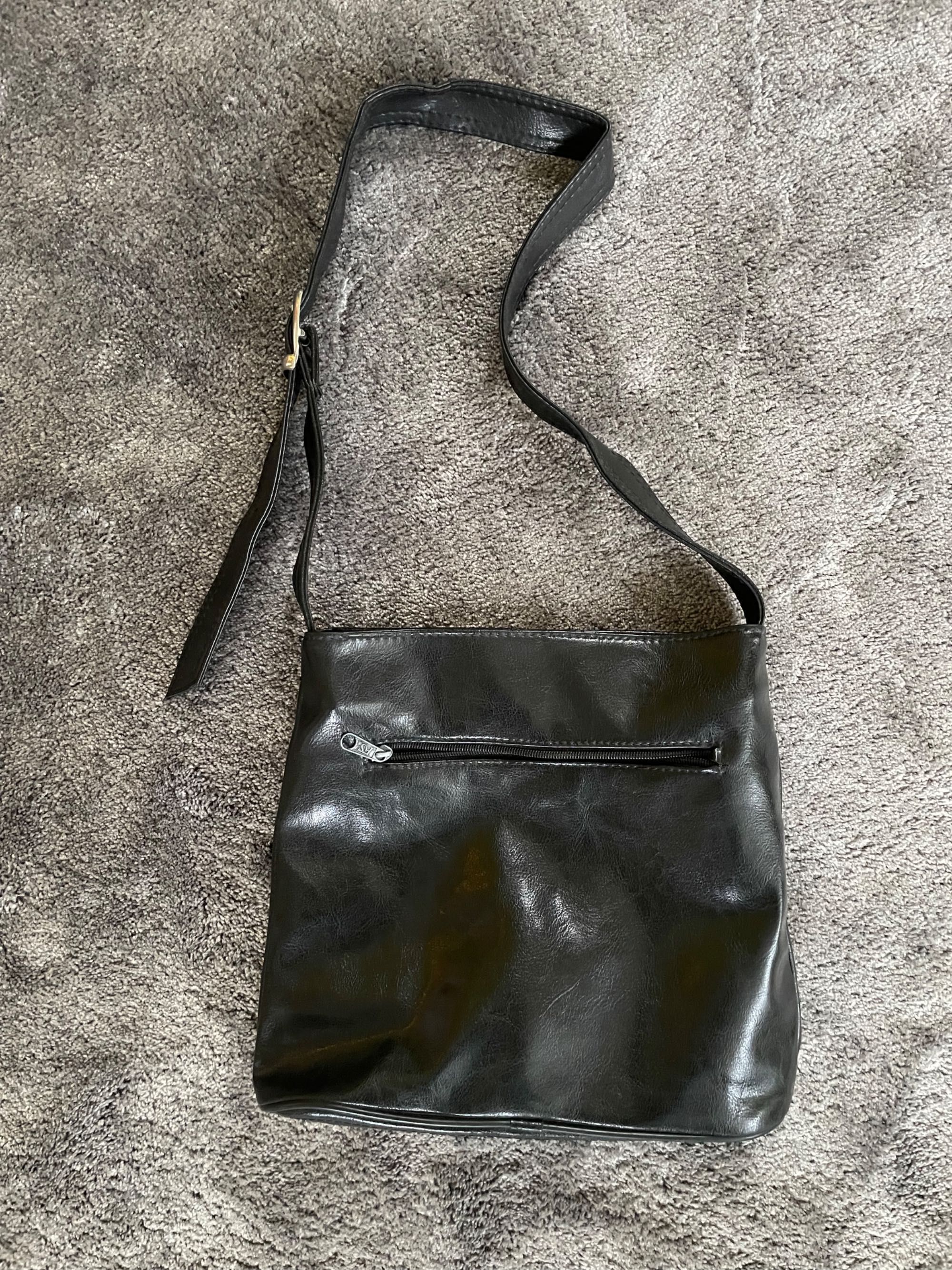 torba torebka saszetka blyszczaca czarna na ramie stylowa