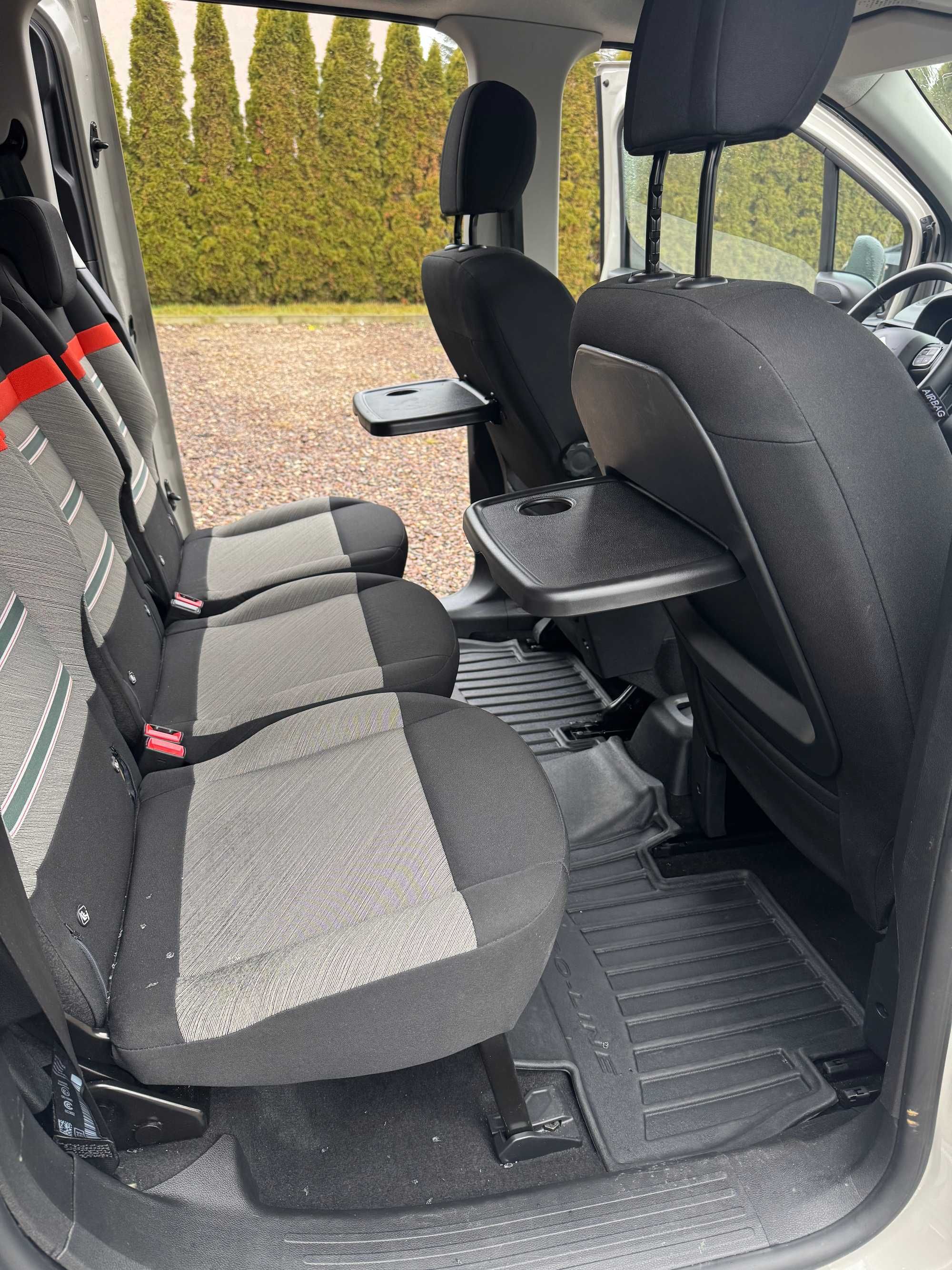 Wynajem Wypożyczalnia Ford Tourneo Connect  Berlngo 7-os Automat