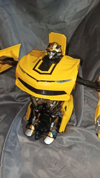 Игровой робот Бамблби , Bumblebee , трансформер длинна 25см