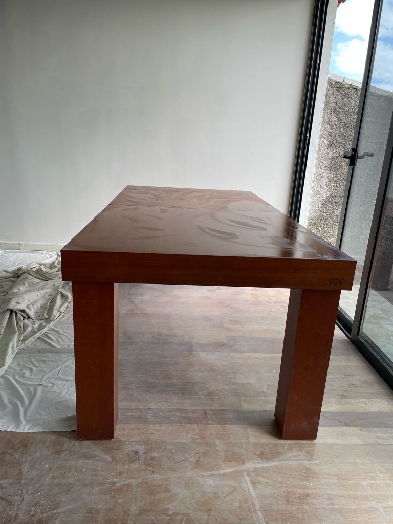 Mesa de jantar em madeira