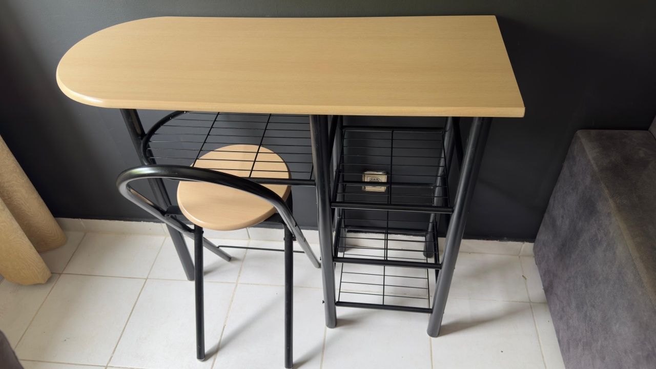 Mesa com arrumação e banco