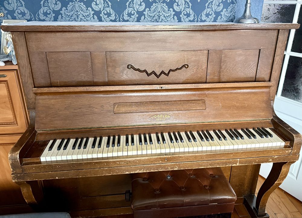 Zabytkowe drewniane pianino VOGELER z mosiezna plyta