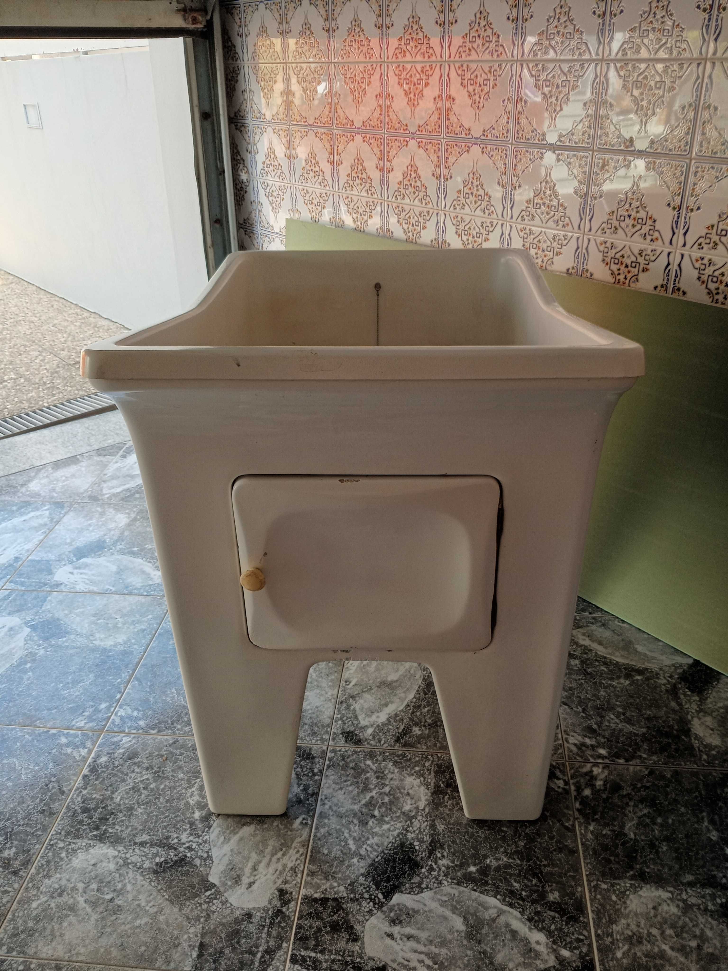 Tanque para lavar roupa com gaveta para produtos