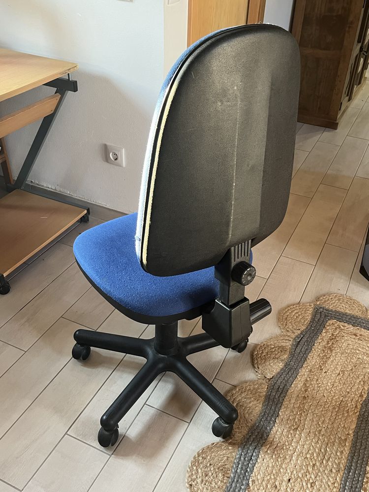 Cadeira de escritório azul com rodas