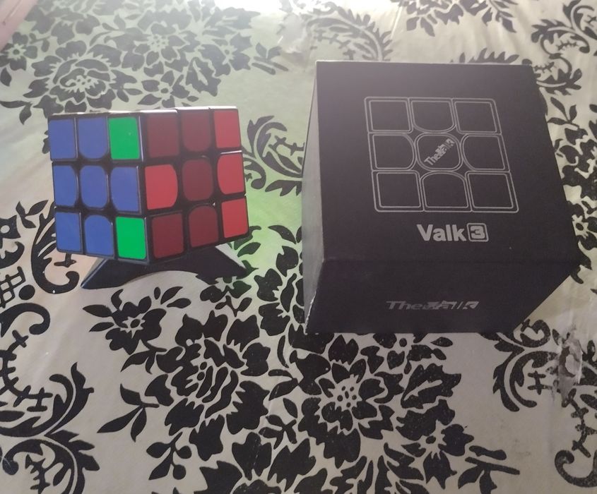 Продам колекційні картки і електроніку.