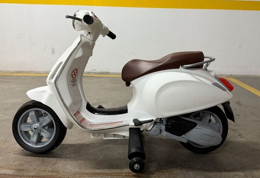 Mota Eléctrica Infantil Estilo Vespa Branca