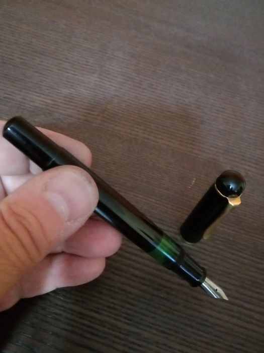 Caneta Pelikan preta de aparo