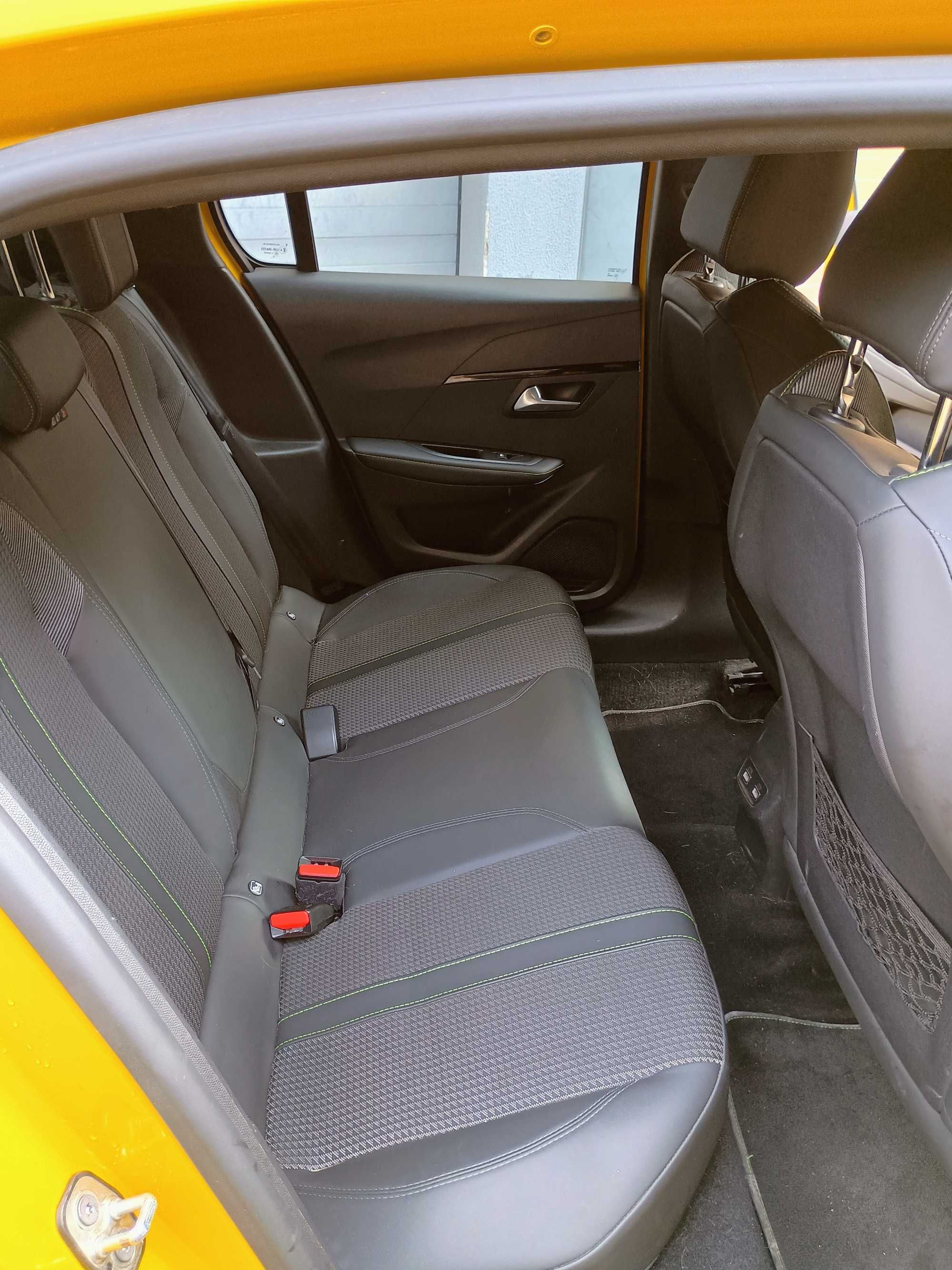 Peugeot e-208 em óptimo estado