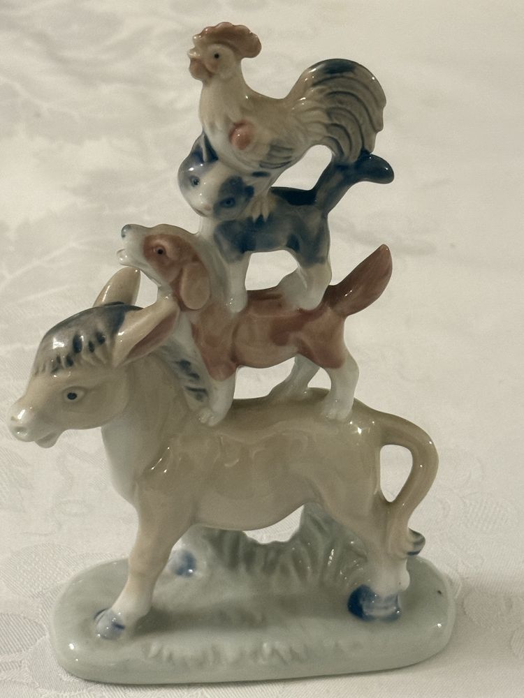 Porcelanowa figurka z osiołkiem psem kotem kogutem