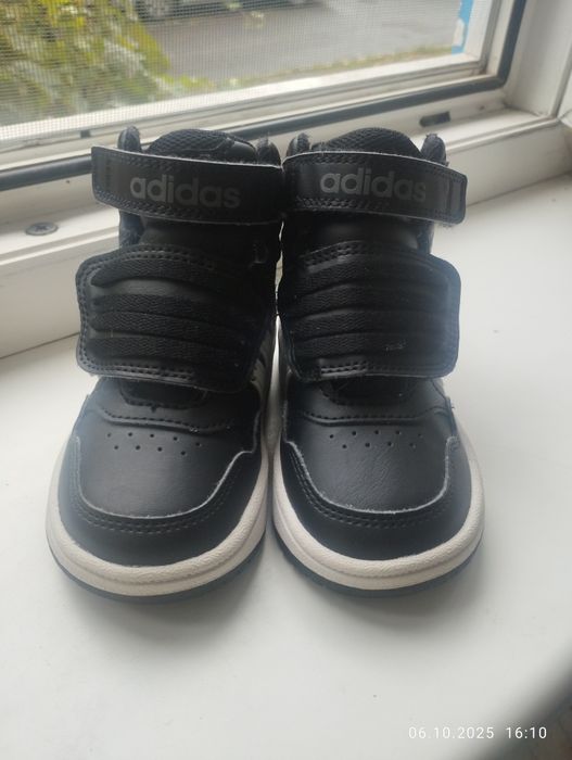 Adidas стильні дитячі кросівки 22 розмір.