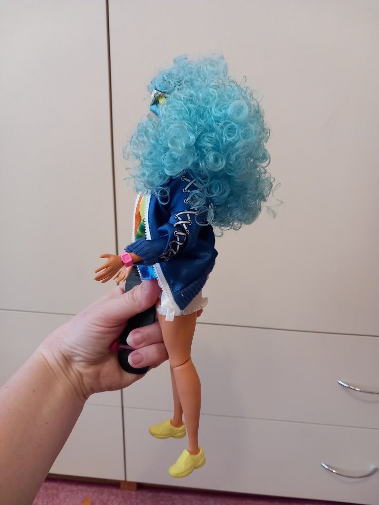 Lalka Barbie z deskorolką