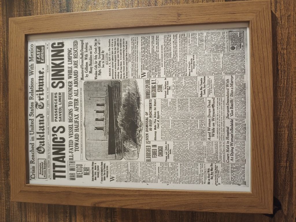 Okładka gazety; "Titanic tonie", w ramce