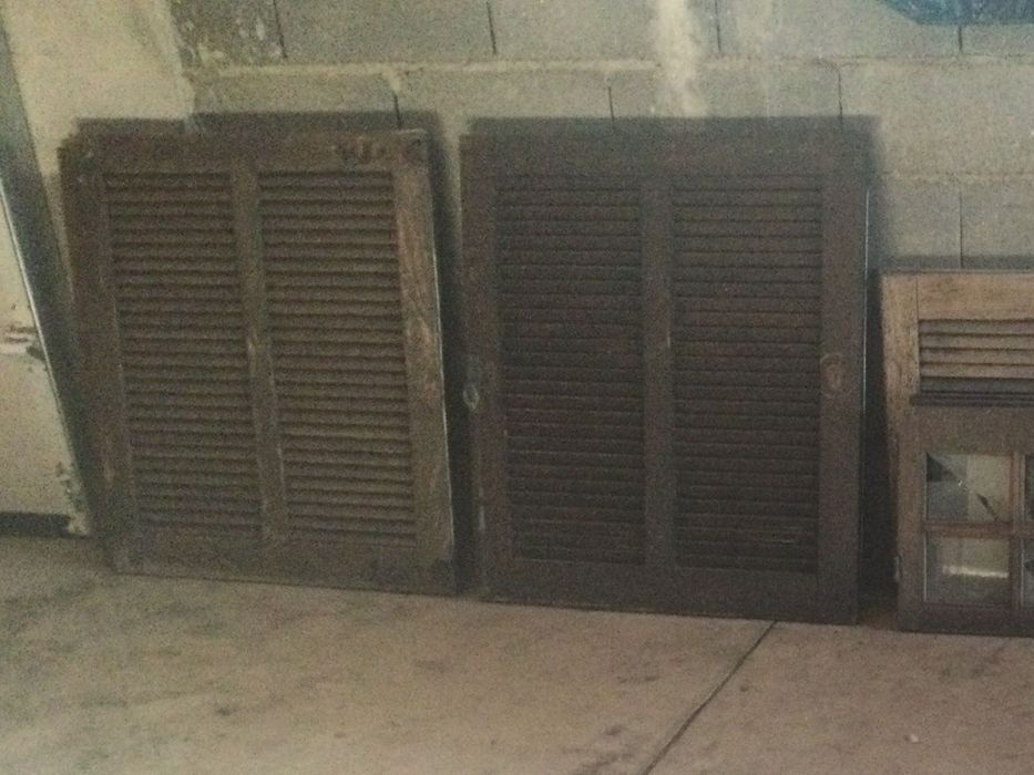 Janelas e Persianas de madeira mogno 2 folhas usadas / porta vidrada