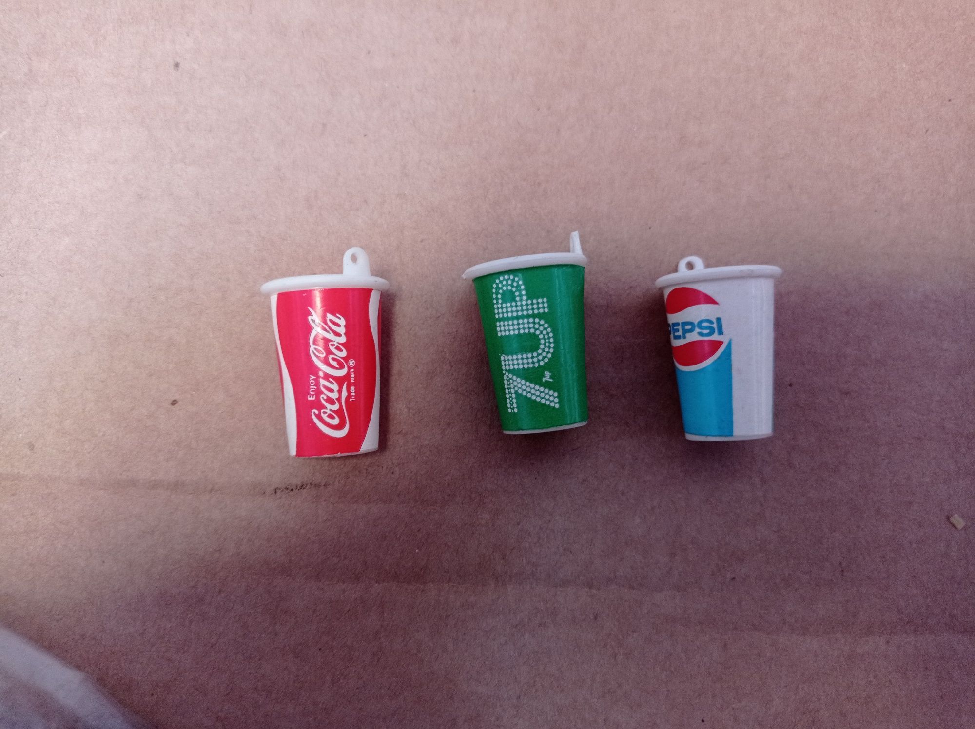 Mini breloczki puszek pojemników 7 up coca cola Pepsi