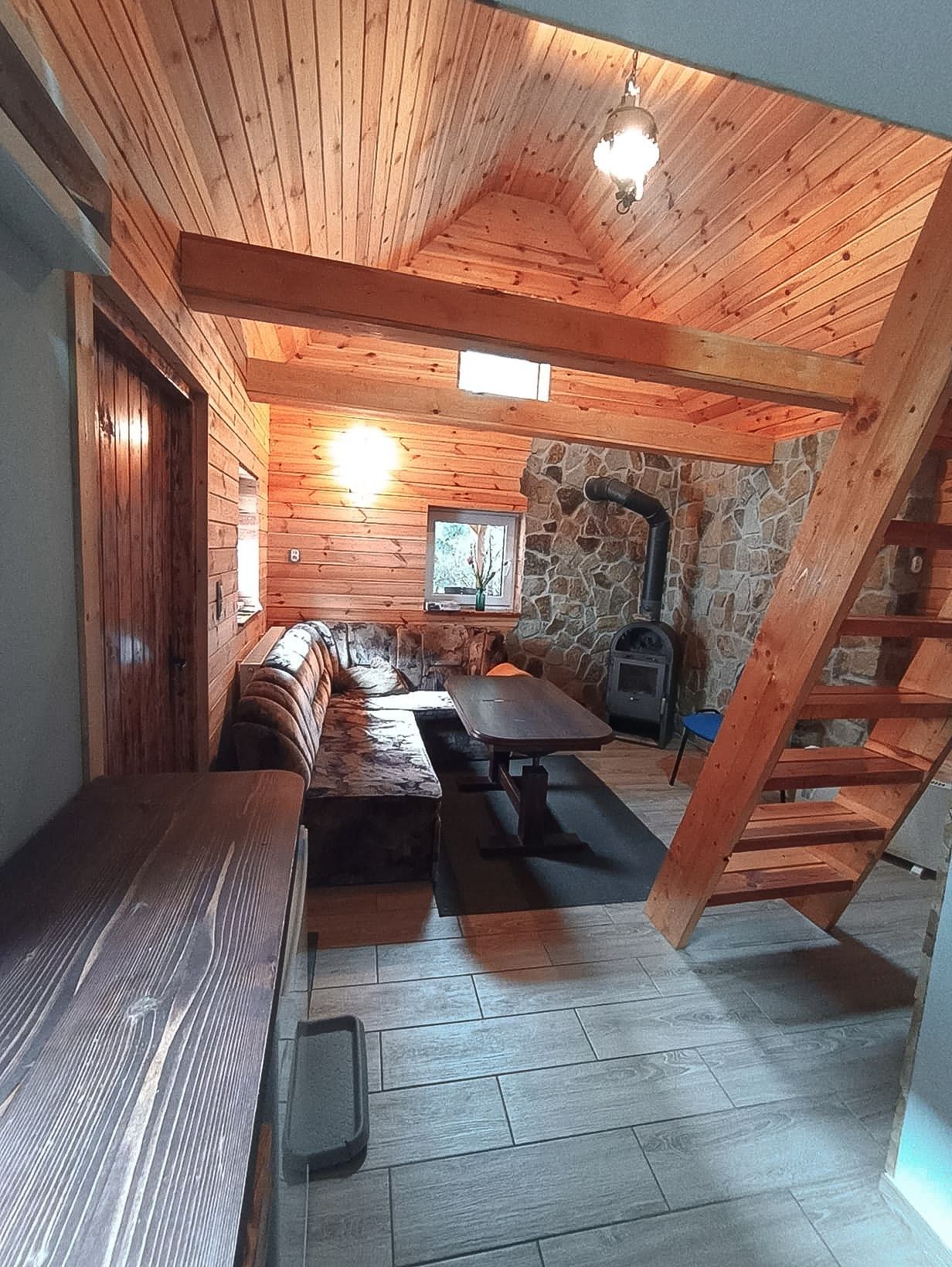 100 letni domek z kominkiem.  Sauna, jacuzzi i ognisko.