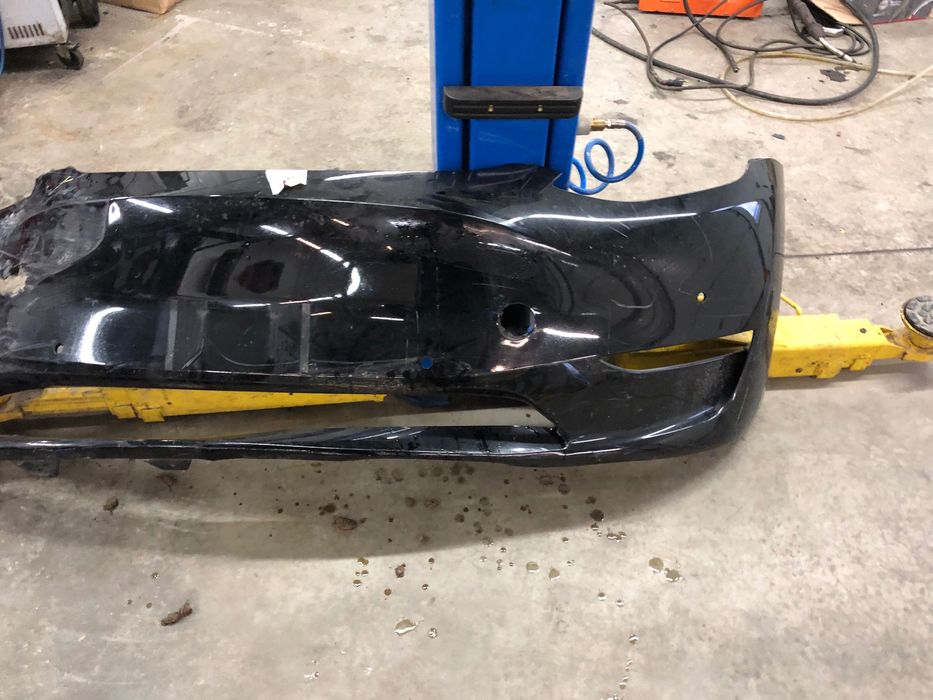 Бампер Tesla model Y з дефектом