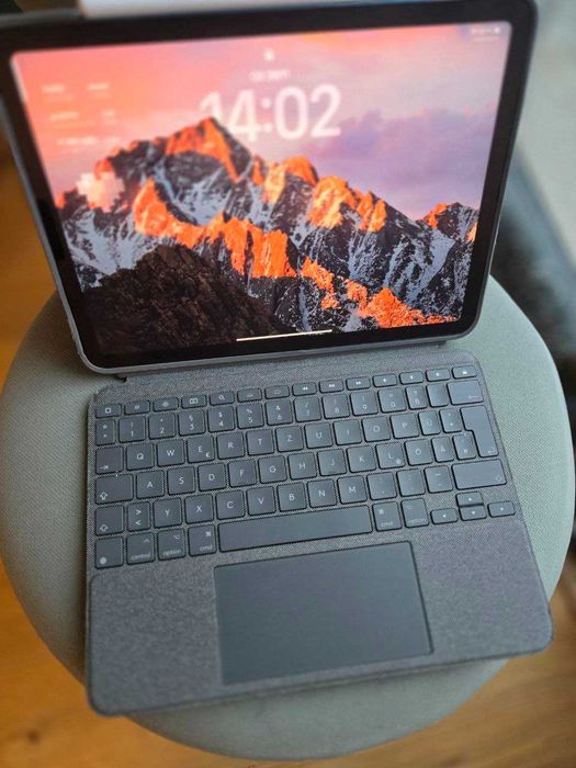 iPad Air 5 (2022) Blue + Apple Pencil 2 + Logitech Folio Touch