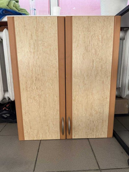 Шафа для речей із поличкою