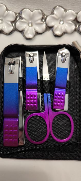 Komplet do manikur w pięknych kolorach w etui na zamek nowy