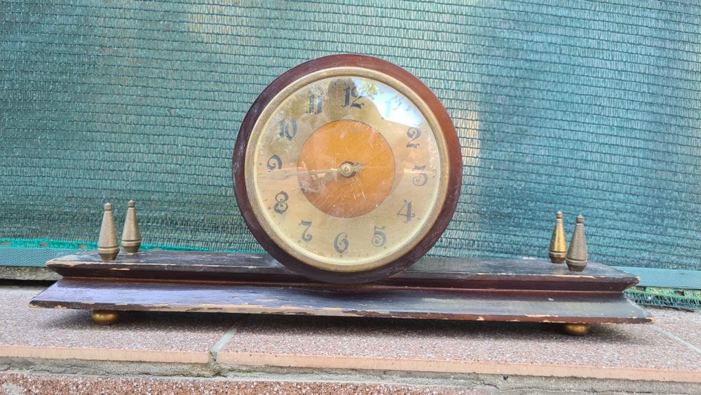 Часы старинные. На подставке.