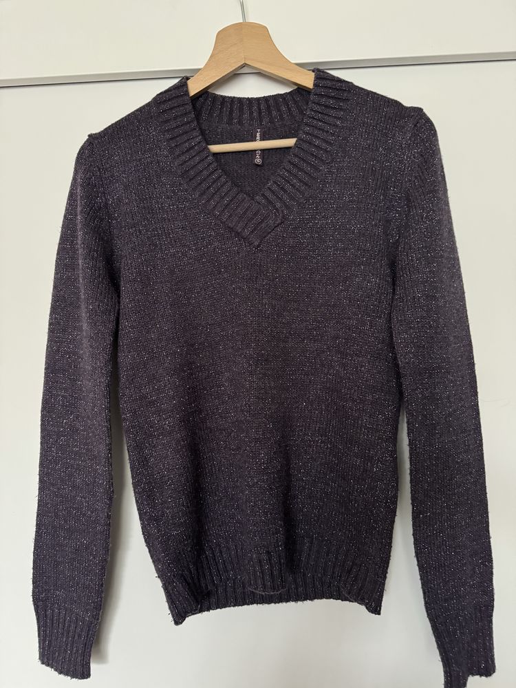 Sweter w kolrze fioletowym z błyszczącą nitką