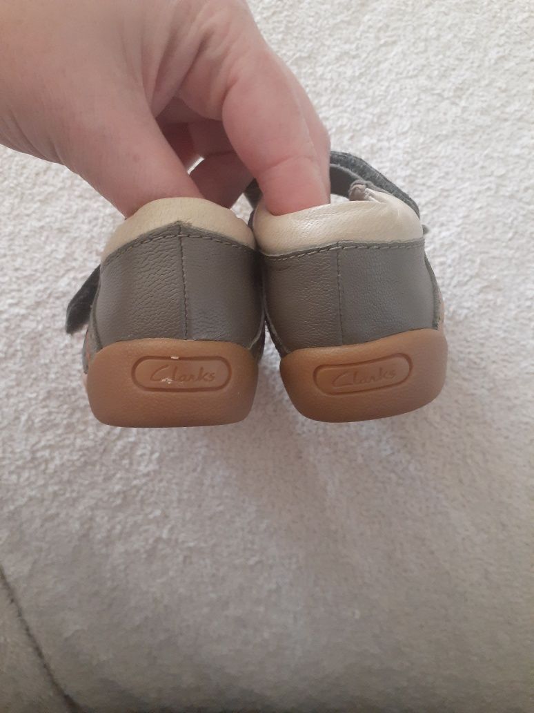 Продам взуття дитяче Clarks