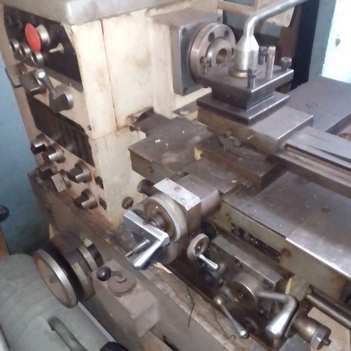 Токарний станок .