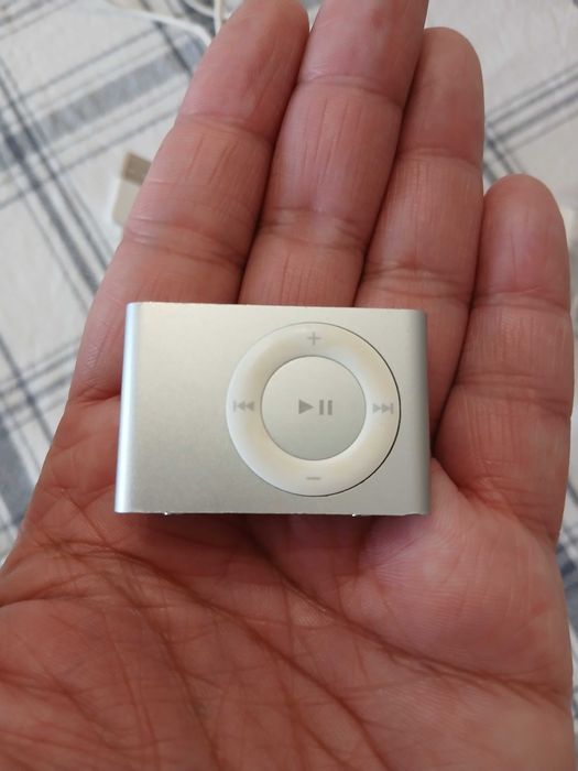 iPod Shuffle 1GB – Excellent Condition64284358182529122