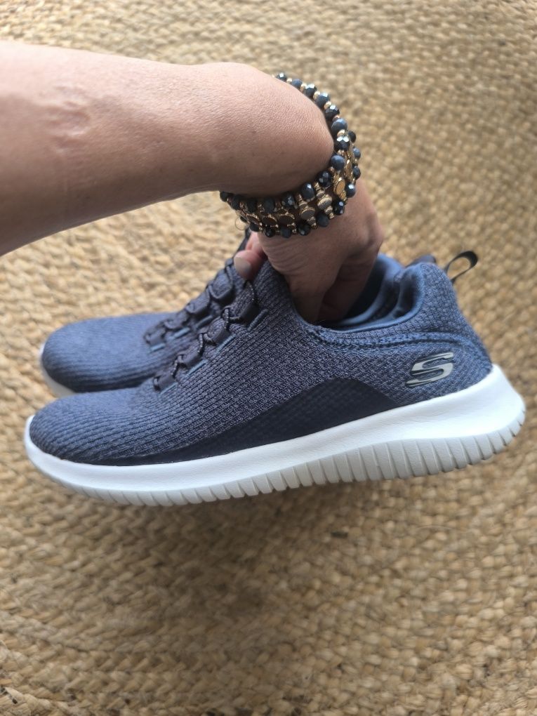 Sapatilhas sketchers como novas tamanho 34/35