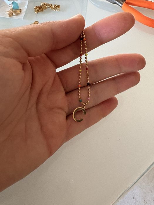 Colar colorido com letra