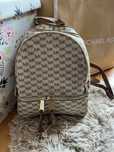Michael Kors plecaczek rhea plecak beżowy większy monogram logowany
