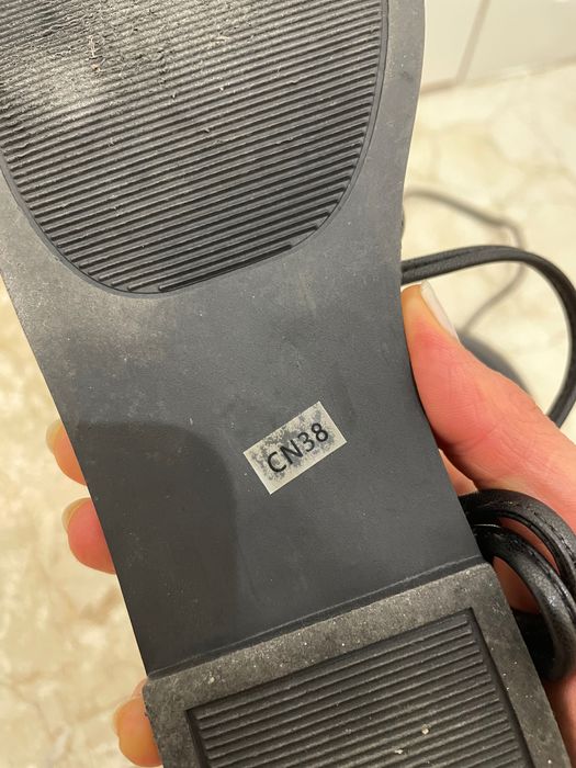 Sandálias rasas de tiras