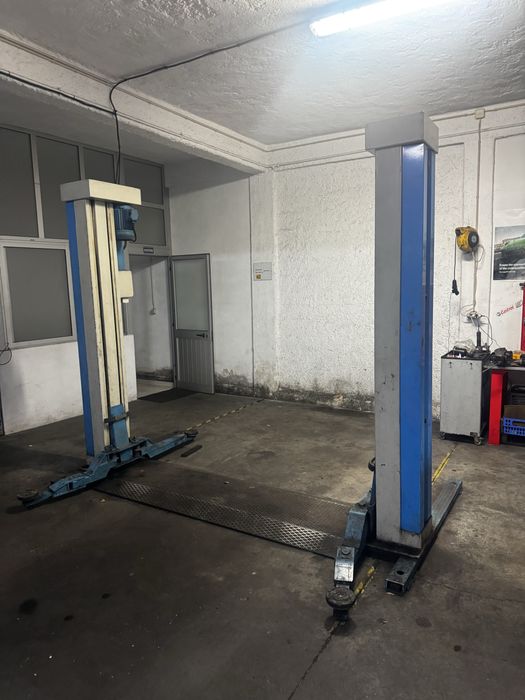 Elevador 2500kg usado